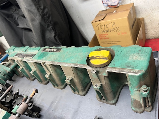 Volvo-Valve-Cover2